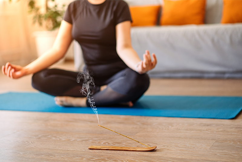 ヨガと相性抜群のお香|集中力とリラックスを高める香り