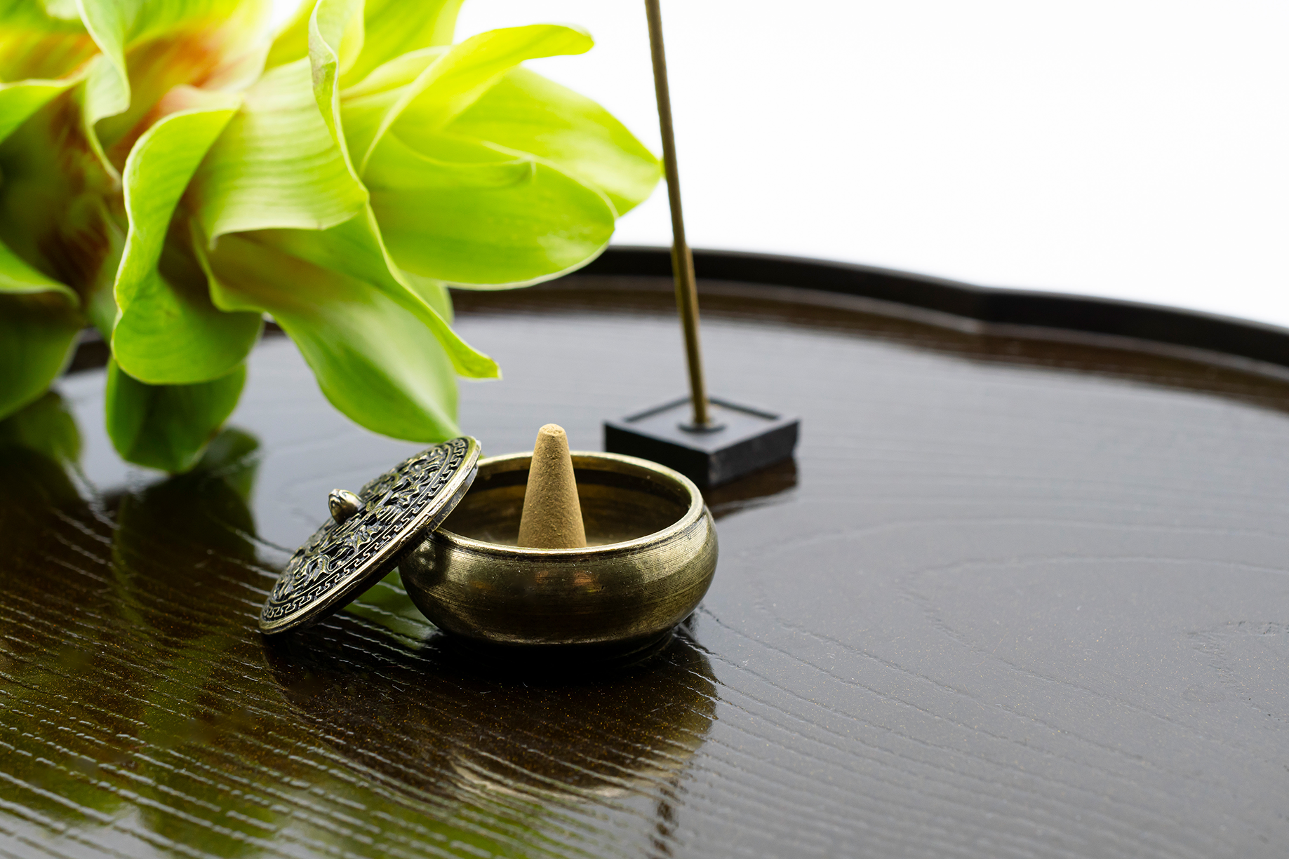 お香とお線香、どっちが好き?香りの世界を広げるための基礎知識